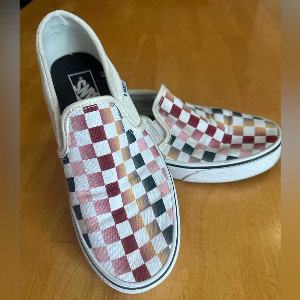 Vans Burgundy, Black and Pink Sneakers. Classic Check. Unique colour way!❣️